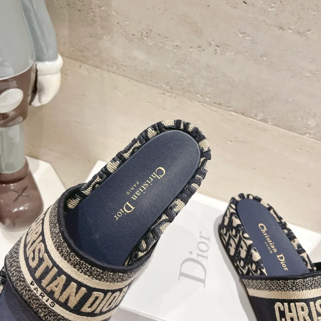 p400👟👟 DIOR Dior's new early spring letter rust thick-soled slippers▪️ ✅What we sell is sheepskin foot pads~ ✅Reject the low-priced version in the market❌ ✅High-end quality, welcome to inspect and compare three companies👏 ✅Beautiful wedge-heeled thick-soled slippers, which make the feet slimmer and longer than the flat ones ✅The benefits for small girls are here❤️ ✅It is a must-have for daily travel and home. You can wear it however you like regardless of the occasion. The color is super beautiful! No need to worry about any dress code ✅The outsole is designed with a non-slip and wear-resistant backing, so you don’t have to worry about rain on rainy days 👉Size: 34-40 yards (custom-made sizes 34, 40 and 41 are non-refundable)